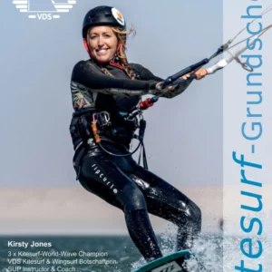Kitesurferin im Neoprenanzug auf Kiteboard, lächelnd, Werbemotiv für Kitesurf‑Grundschein (Wassersport)