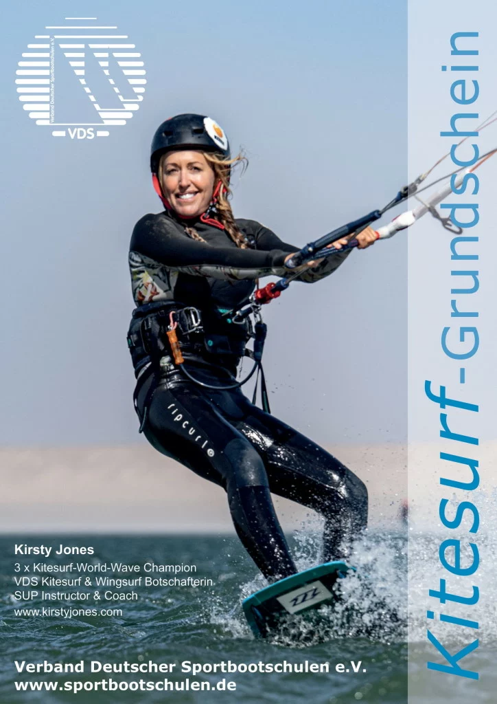 Kitesurferin im Neoprenanzug auf Kiteboard, lächelnd, Werbemotiv für Kitesurf‑Grundschein (Wassersport)