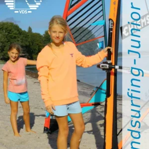 Zwei Mädchen am Strand mit Windsurfsegel, Windsurfing-Junior Kurs für Kinder der Deutschen Sportbootschulen