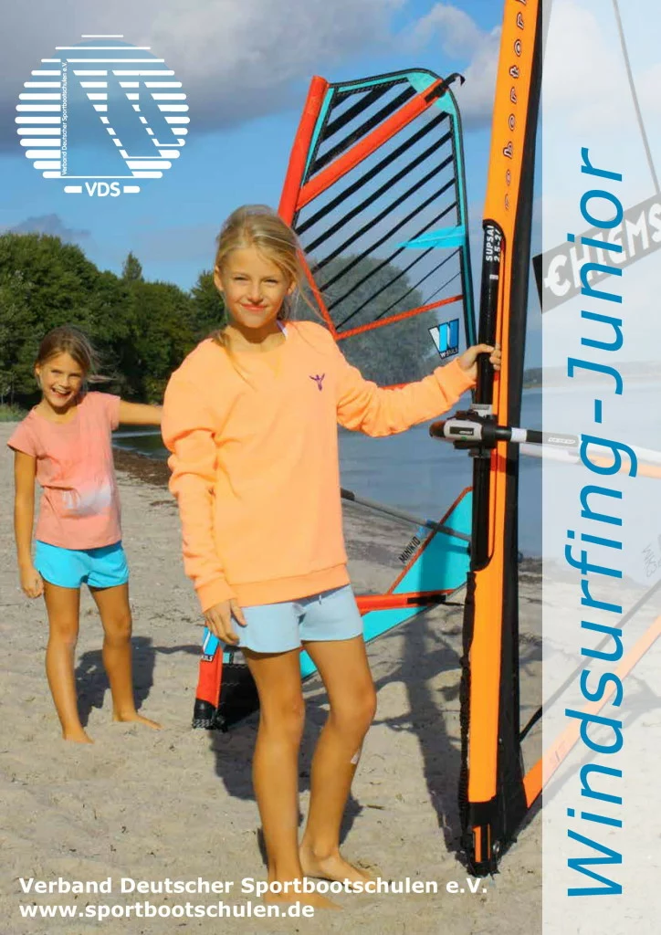 Zwei Mädchen am Strand mit Windsurfsegel, Windsurfing-Junior Kurs für Kinder der Deutschen Sportbootschulen