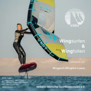 Frau beim Wingfoilen/Wingsurfen auf Foilboard mit gelb-türkisfarbener Wing über ruhigem Meer, Lehrbuchcover