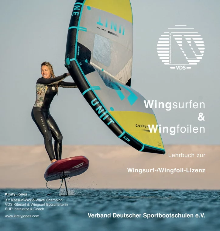 Frau beim Wingfoilen/Wingsurfen auf Foilboard mit gelb-türkisfarbener Wing über ruhigem Meer, Lehrbuchcover