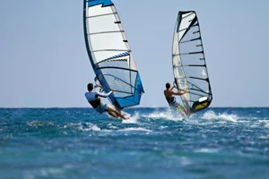 Windsurfkurs – der Klassiker unter den Wassersportarten