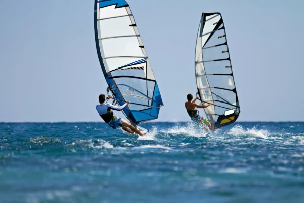 Windsurfkurs – der Klassiker unter den Wassersportarten
