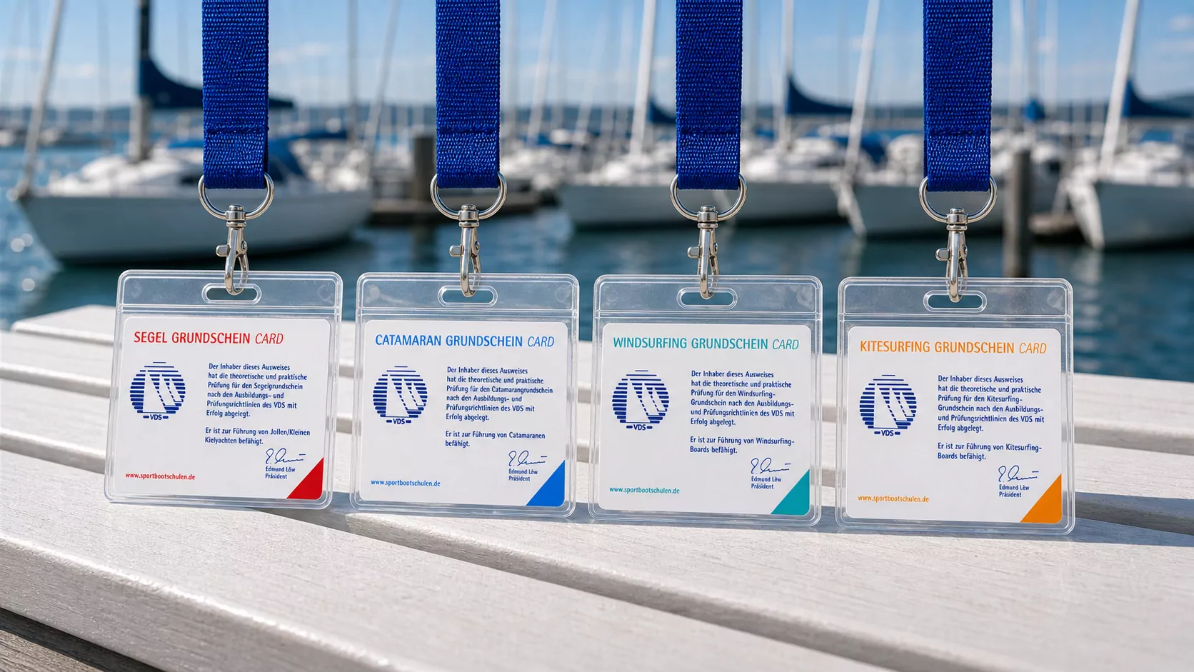 Grundschein-Karten: Segel, Katamaran, Windsurfen, Kitesurfen an blauen Bändern vor Jachthafen