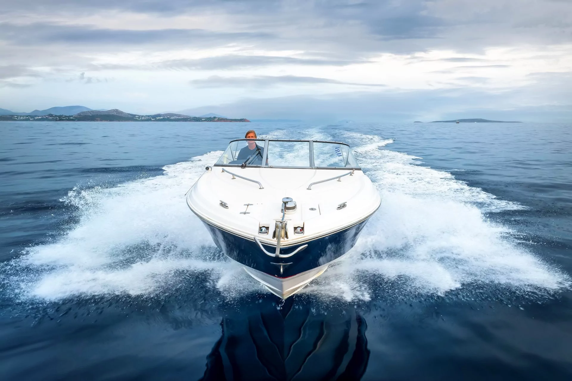 Motorboot auf See