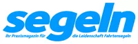 Blaues Magazinlogo segeln mit kleinem Untertitel Ihr Praxismagazin – Magazinlogo für Segelsport und Fahrtensegeln