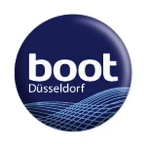 Logo der boot Düsseldorf Bootmesse – rundes blaues Emblem mit weißer Schrift boot Düsseldorf und Wellenmuster(Begründung: enthält relevante Keywords wie boot Düsseldorf und Bootmesse, beschreibt Farbe und Motiv für bessere Bildsuche.)