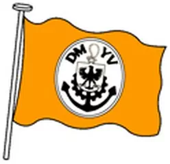 Orange Vereinsflagge mit weißem Rundemblem, schwarzem Anker und Wappenlogo auf Fahnenmast