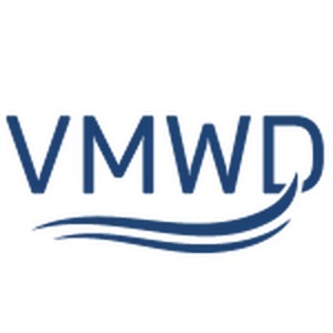 Blaues Firmenlogo mit stilisierten Buchstaben MMP und geschwungener Wellen‑Swoosh auf schwarzem Hintergrund